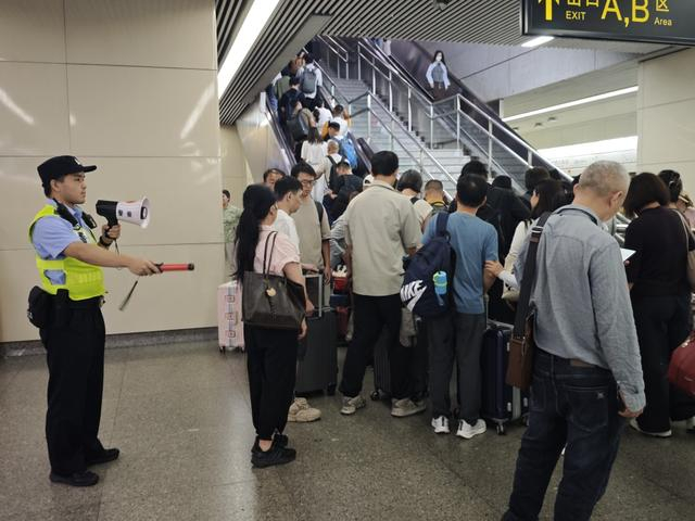 民警疏导轨道交通大客流 上海市公安局供图