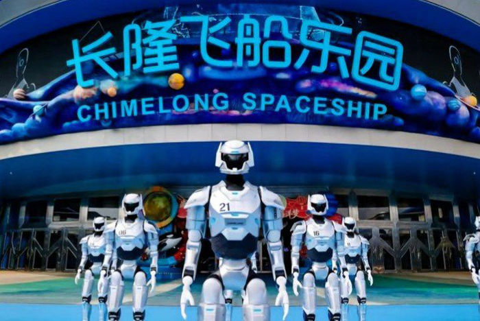 智元机器人部署落地横琴长隆飞船乐园。企业供图