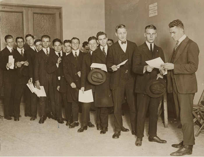 哥伦比亚大学学生报名参加学生陆军训练团，1918年。来源：美国国家档案馆（NARA）