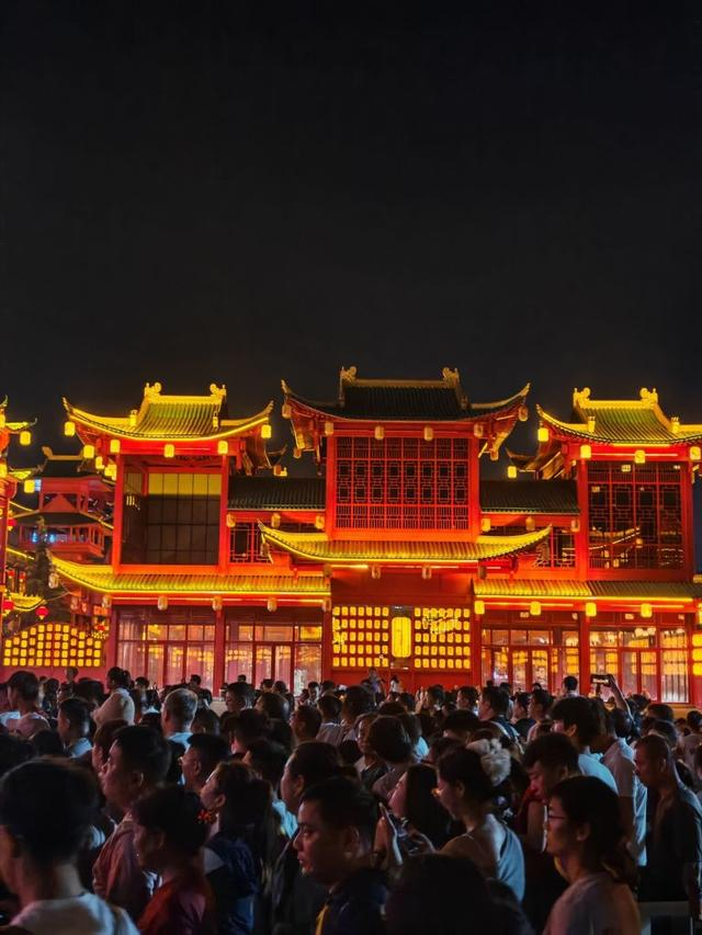 游客在司徒小镇内等待观看打铁花表演。（受访对象供图）