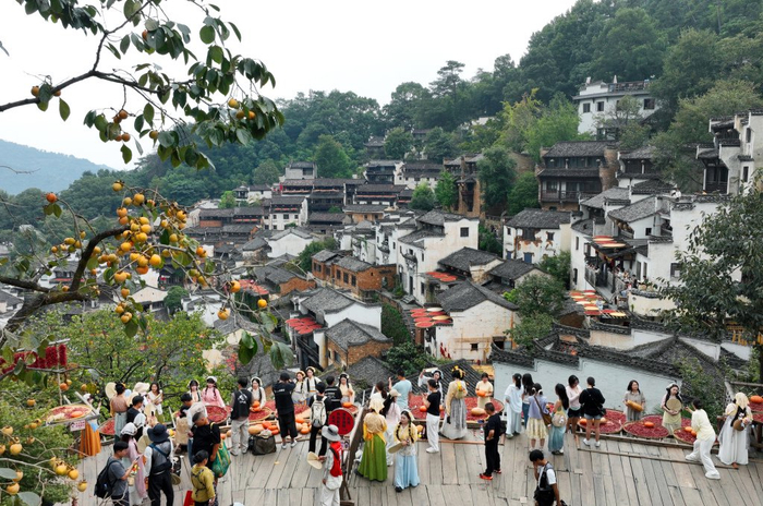 国庆假期前夕，江西婺源篁岭景区迎来旅游高峰，游客们在晒场上游览拍照。新华社图