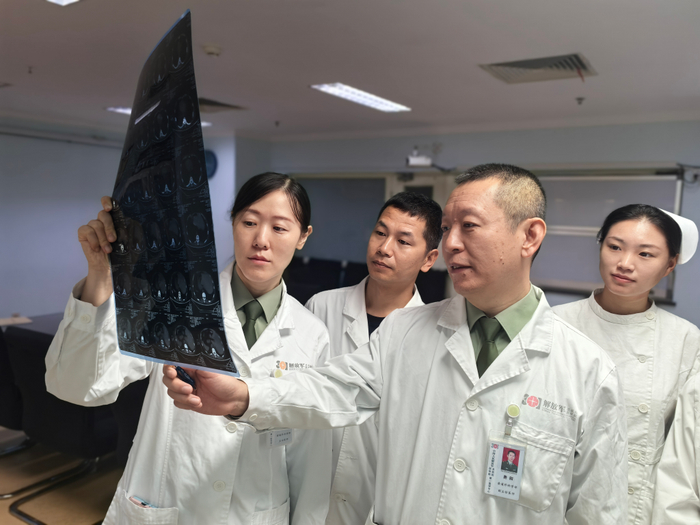 费阳团队查看患者影像资料。通讯员 赵双林 摄