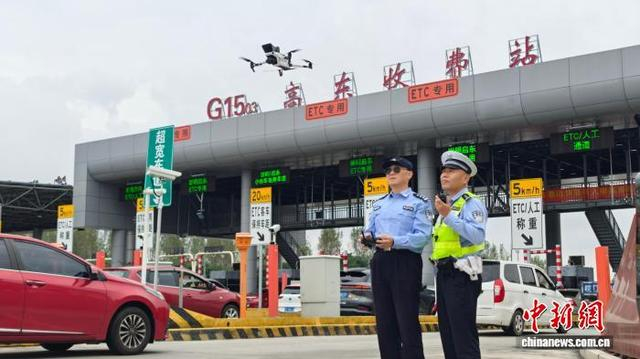 浦东警方借助无人机高空全覆盖视野，严查车辆随意加塞、占用应急车道等各类交通违法行为。上海市公安局供图