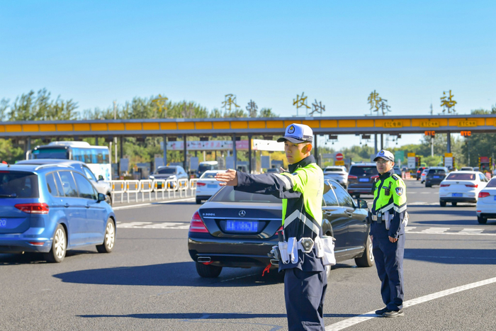 今日，北京市公安交管部门启动高等级上勤方案，交警全员坚守岗位。何建良 摄