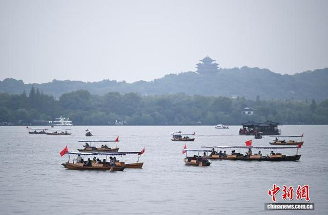 10月1日，不少游人泛舟游西湖。当日是国庆假期首日，浙江杭州西湖景区迎来客流高峰。中新社记者 王刚 摄