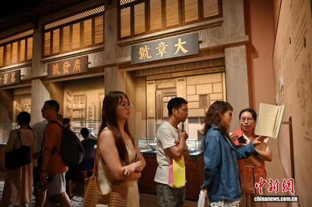 10月1日，广东广州，“城脉千年——广州建城2240年得名1800年专题展”人气旺。中新社记者 陈楚红 摄 
