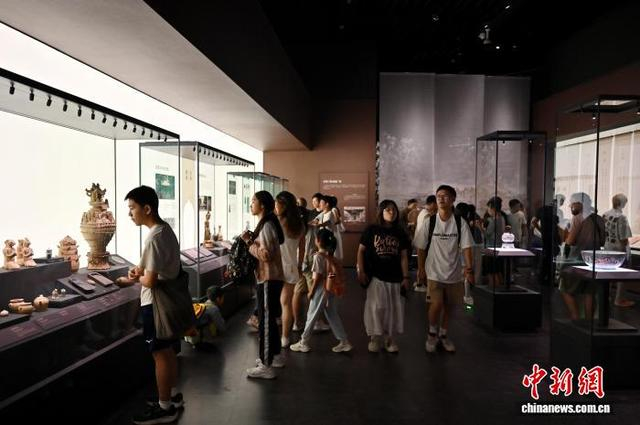 10月1日，广东广州，“城脉千年——广州建城2240年得名1800年专题展”人气旺。中新社记者 陈楚红 摄 