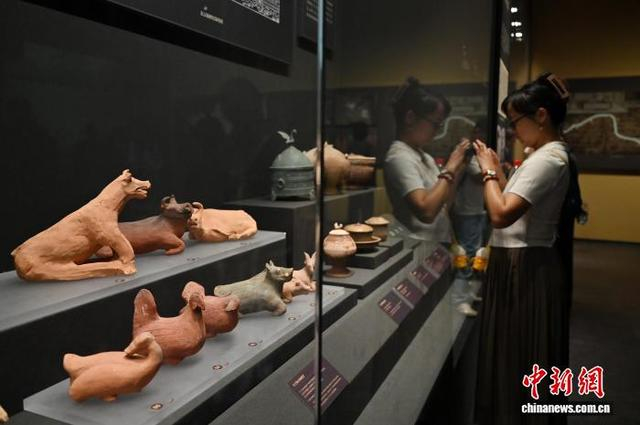 10月1日，广东广州，东汉陶动物模型等展品吸引参观者。中新社记者 陈楚红 摄 