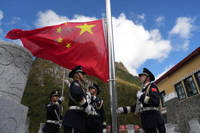 玉麦边境派出所国门护旗队首次在国庆节举行升旗仪式。徐道超 摄