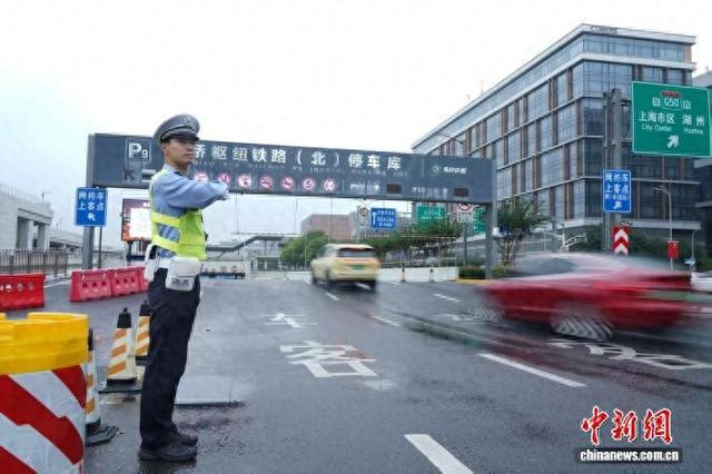 上海闵行警方在虹桥枢纽指挥车辆有序进场。上海市公安局供图
