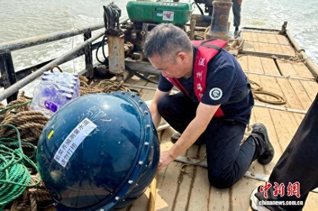 工作人员布设观测浮标。 郑树 供图