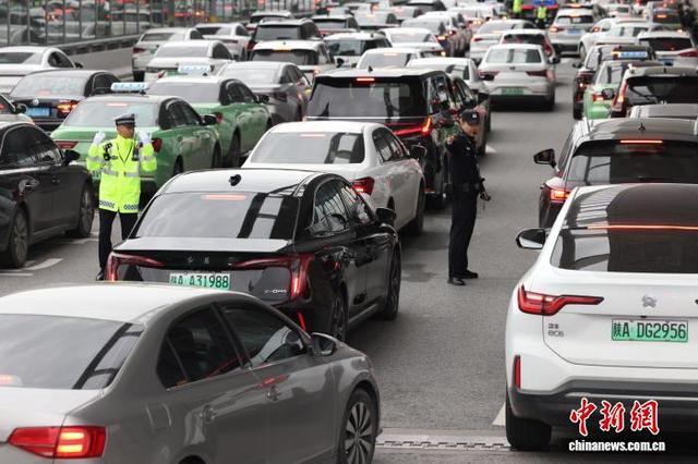 图为西铁交警在落客平台疏导车流。张鑫 摄 