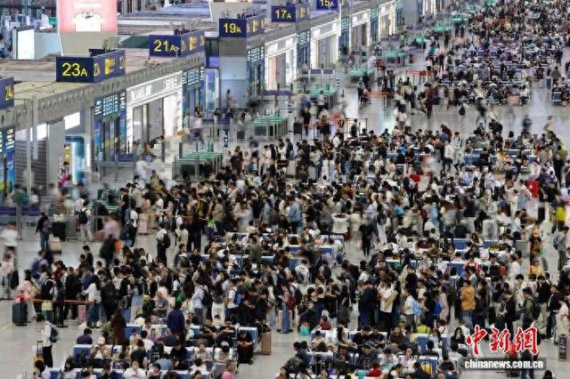 旅客在铁路上海虹桥站有序验票上车。中新网记者 殷立勤 摄