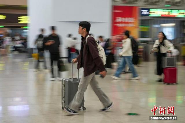 图为旅客在郑州东站出行。中新社记者 范晓恒 摄 