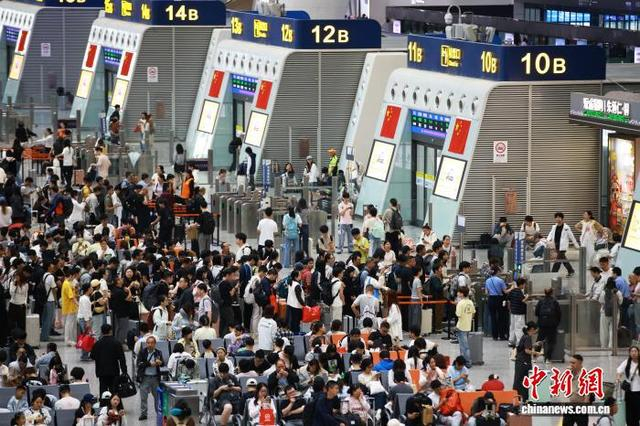 10月1日，大批旅客在杭州东站候车室内等待乘车。中新社记者 孙杨洋 摄