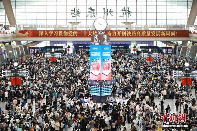 10月1日，大批旅客在杭州东站候车室内等待乘车。中新社记者 孙杨洋 摄