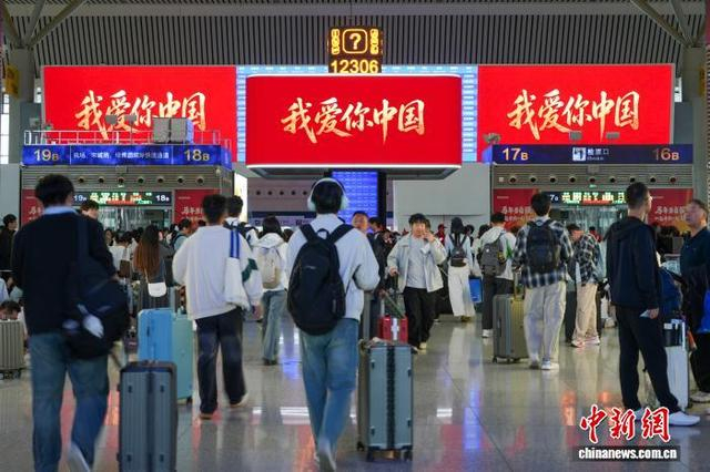 图为旅客在郑州东站出行。中新社记者 范晓恒 摄 