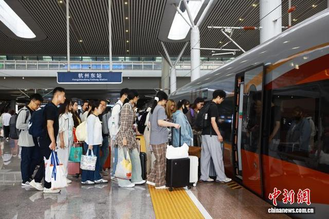 10月1日，旅客在杭州东站乘坐高铁。中新社记者 孙杨洋 摄