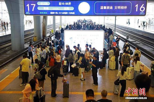 10月1日，旅客在杭州东站站台等待高铁。中新社记者 孙杨洋 摄