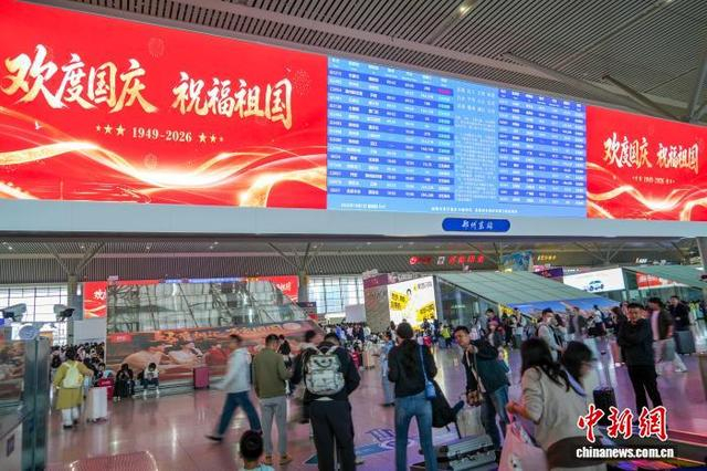 图为旅客在郑州东站出行。中新社记者 范晓恒 摄 