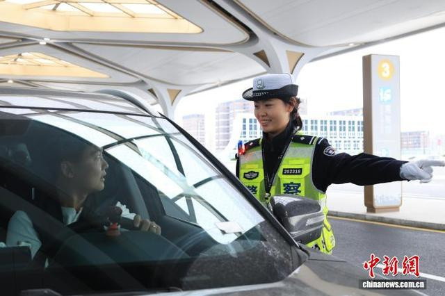 图为西铁交警在疏导车流。张鑫 摄