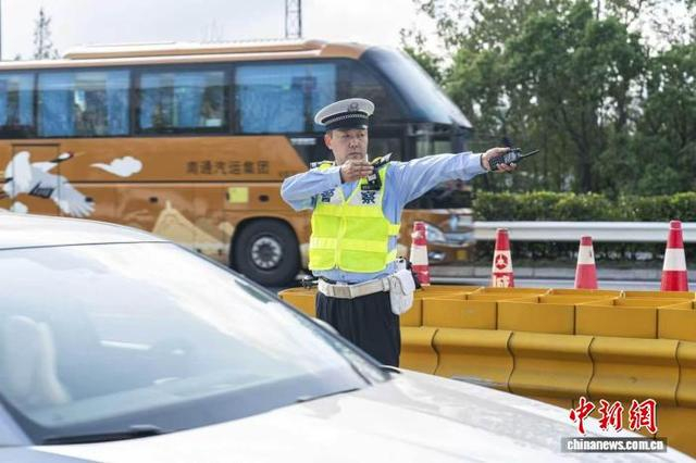 上海崇明警方在疏导交通。上海市公安局供图