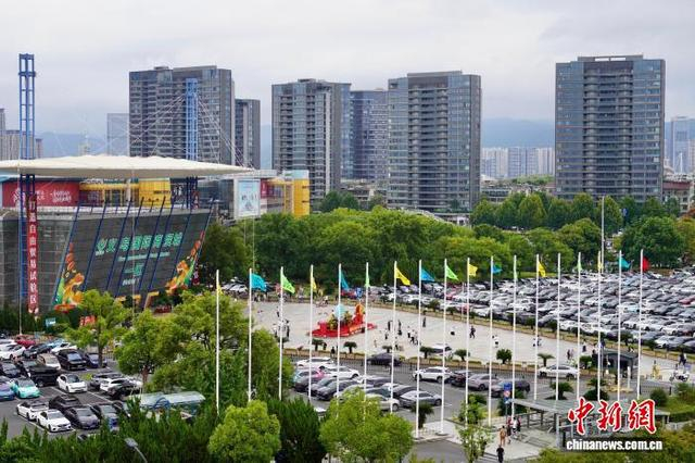 10月1日，义乌国际商贸城一区门前的停车场仅剩少量空位。中新社记者 董易鑫 摄
