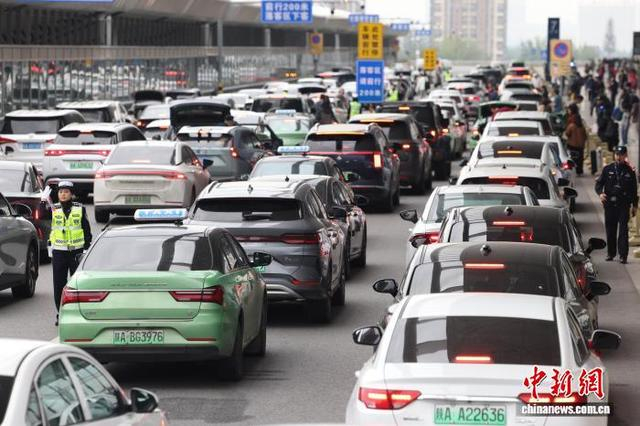 图为西铁交警在落客平台疏导车流。张鑫 摄 