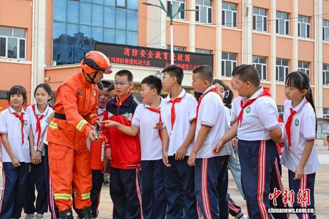 图为双节期间，太原消防救援机动支队指战员深入驻地学校开展消防科普进校园活动。景旭鹏 摄