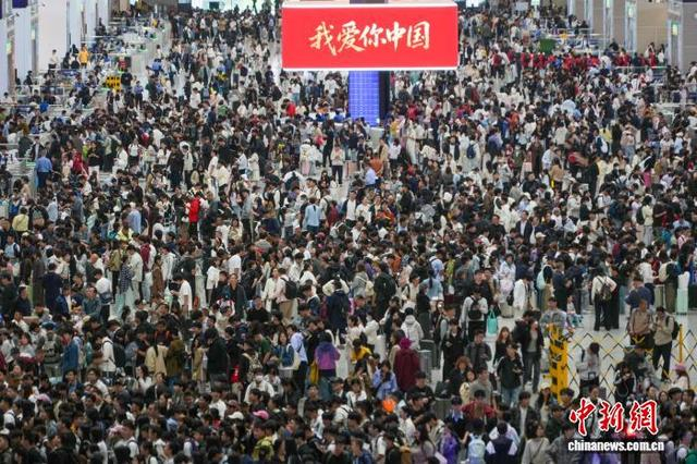 图为郑州东站候车大厅内人头攒动。中新社记者 范晓恒 摄 