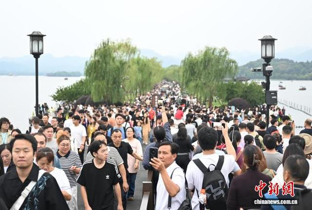 10月1日，断桥白堤游人密集。当日是国庆假期首日，浙江杭州西湖景区迎来客流高峰。中新社记者 王刚 摄