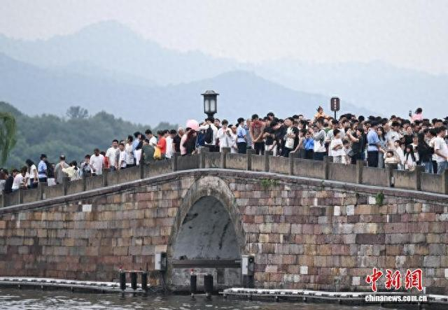 10月1日，断桥游人摩肩接踵。当日是国庆假期首日，浙江杭州西湖景区迎来客流高峰。中新社记者 王刚 摄
