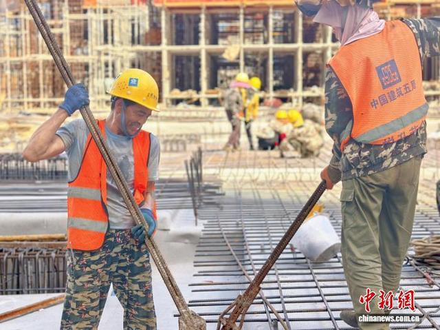 10月1日，工人正在东方起航酒店商务商业综合体项目进行土建施工作业。中建五局 供图