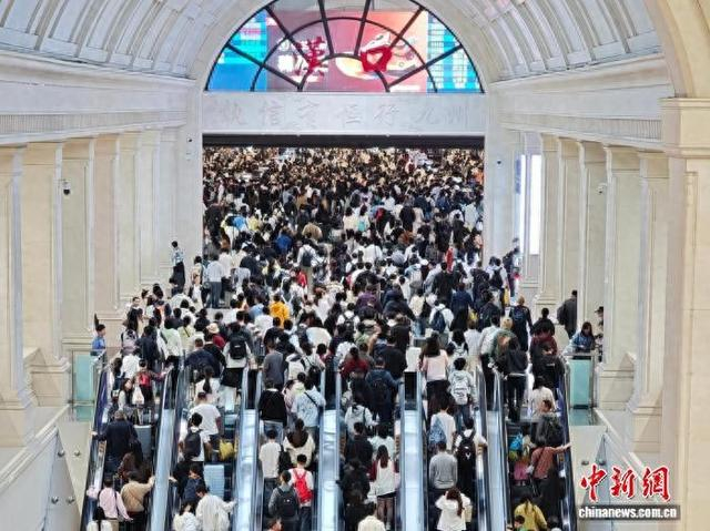 图为汉口火车站的旅客。 武铁供图