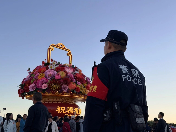 升国旗仪式中，全体安保人员在观旗核心区、人流交汇点等重点部位定点值守、动态巡逻。北京警方供图