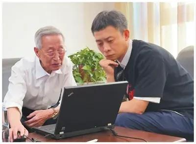 演员张译拜访“七一勋章”获得者崔道植。 张译 供图