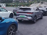 国庆高速服务区迎新能源车充电高峰，有车主排第99号等5个多小时，还有车辆只剩1%电量后“趴窝”，被推到充电桩旁时仍排着几十号……