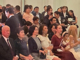何猷君答谢宴家族成员齐聚，何超琼观礼坐第一排，何超云一身红裙