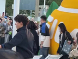 王安宇亮相中网赛场，运动穿搭少年感十足