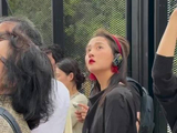 网友在西班牙巴塞罗那圣家堂偶遇国民女神关晓彤！妆容真的很精致！
