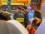 国庆夜北京偶遇于适，戴口罩买豆汁