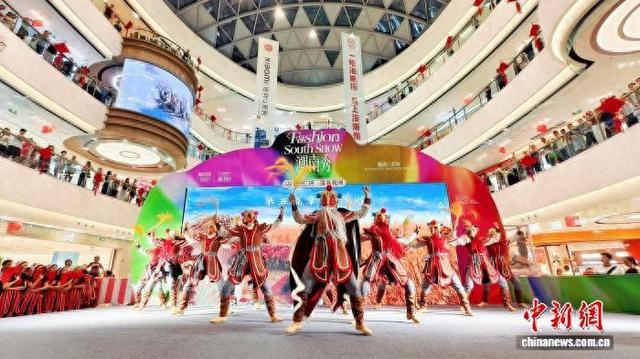 国家级非遗代表性项目《跳花棚》表演。张三越 摄