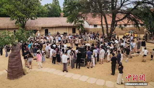 栖息岭·Savana园区开业活动吸引游客。 柯城区供销社 供图