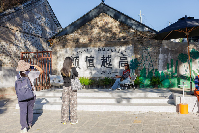 游客在古北妙街打卡点拍照。新京报记者 王子诚 摄