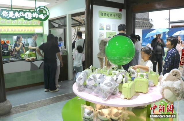 10月1日，在浙江绍兴鲁迅故里“猹园”店铺内，鲁迅笔下的闰土刺猹主题文创吸引游客。项菁 摄