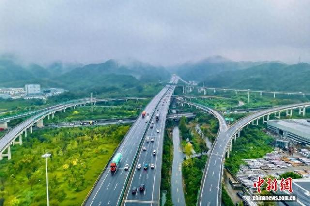 10月1日6时许，杭州绕城高速西复线汪家埠枢纽有序通行。温称福 摄