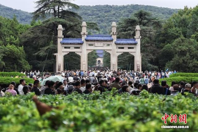 10月2日，国庆假期第二天，民众走进南京中山陵参观。中新社记者 泱波 摄