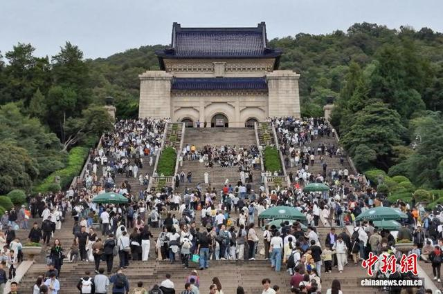 10月2日，国庆假期第二天，民众走进南京中山陵参观。中新社记者 泱波 摄
