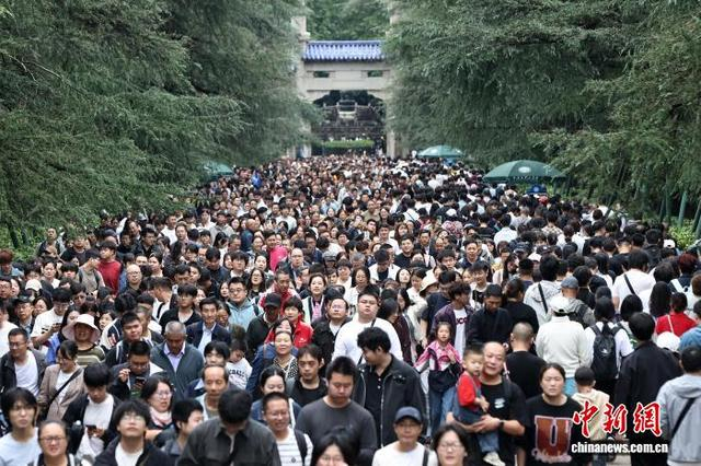 10月2日，国庆假期第二天，民众走进南京中山陵参观。中新社记者 泱波 摄