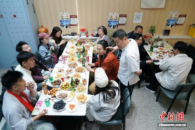 图为9月25日，中秋节，李兴忠与在哈台胞和大陆好友在店里一同过中秋。中新社记者 赵宇航 摄 